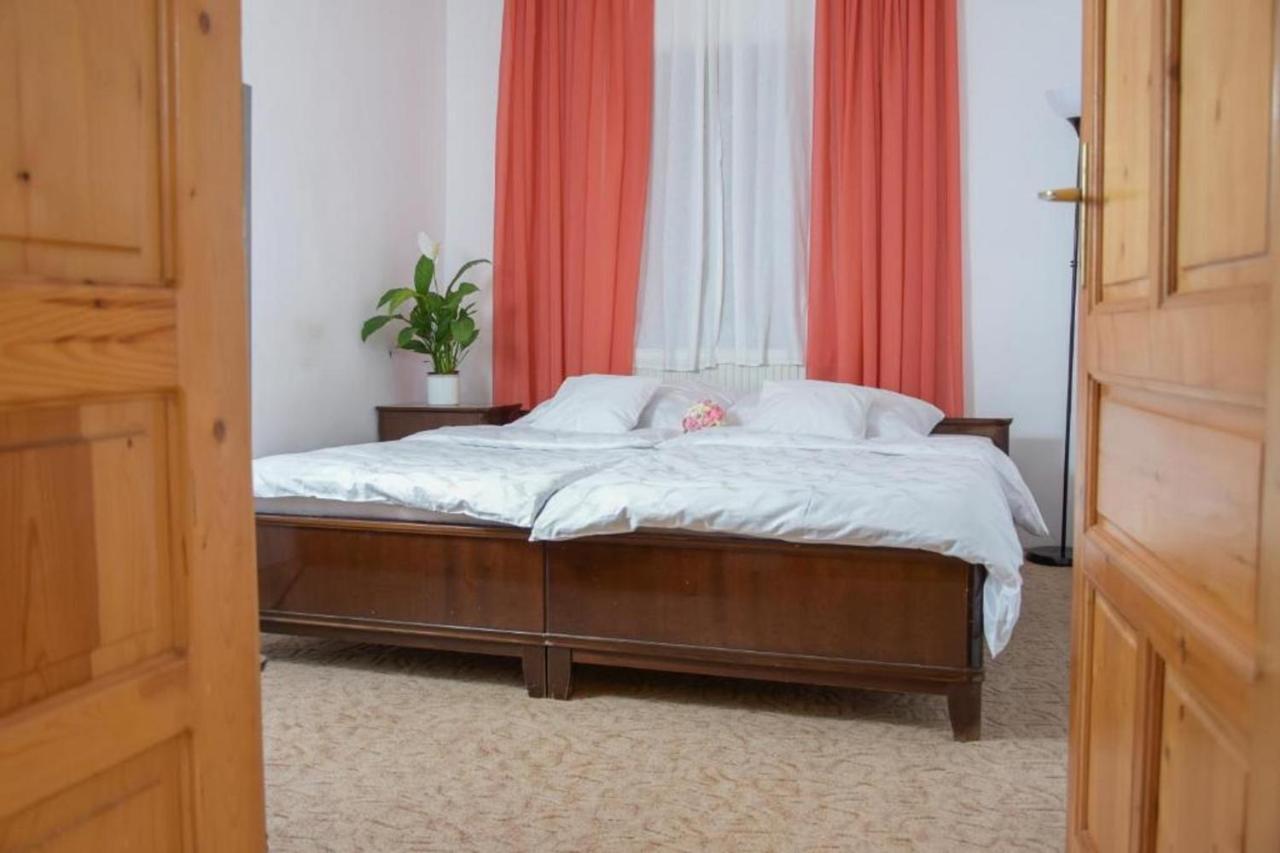 Erzsebet Vendeghaz Es Apartman Гайдусобосло Екстер'єр фото