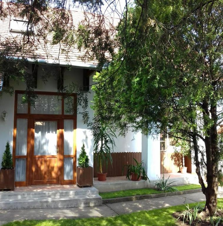 Erzsebet Vendeghaz Es Apartman Гайдусобосло Екстер'єр фото